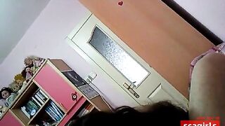 KIZI ODASINDA SIKIYOR BABASINDAN GIZLI