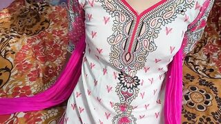Punjabi ladaki ne salwar pahankar apane