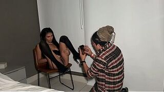 LINDA MODELO BRASILEIRA FUDENDO COM UM ENOME PAU GRANDE BRANCO! 28CM ARROMBADO SUA PEQUENA BUCETA!